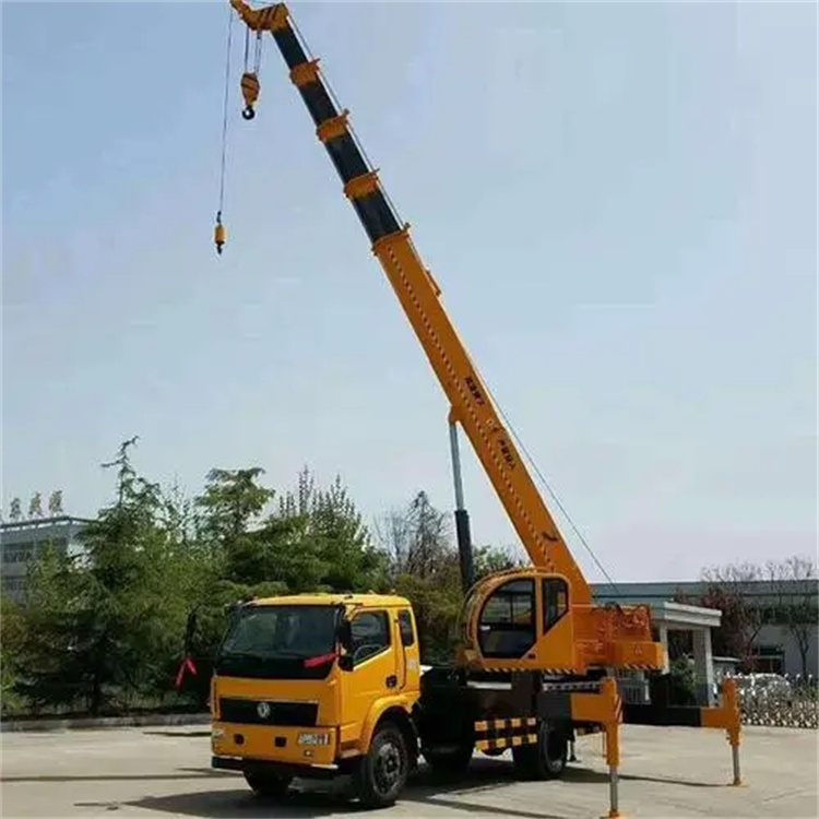 连山钢筋笼入孔时,由吊车采用单点起吊